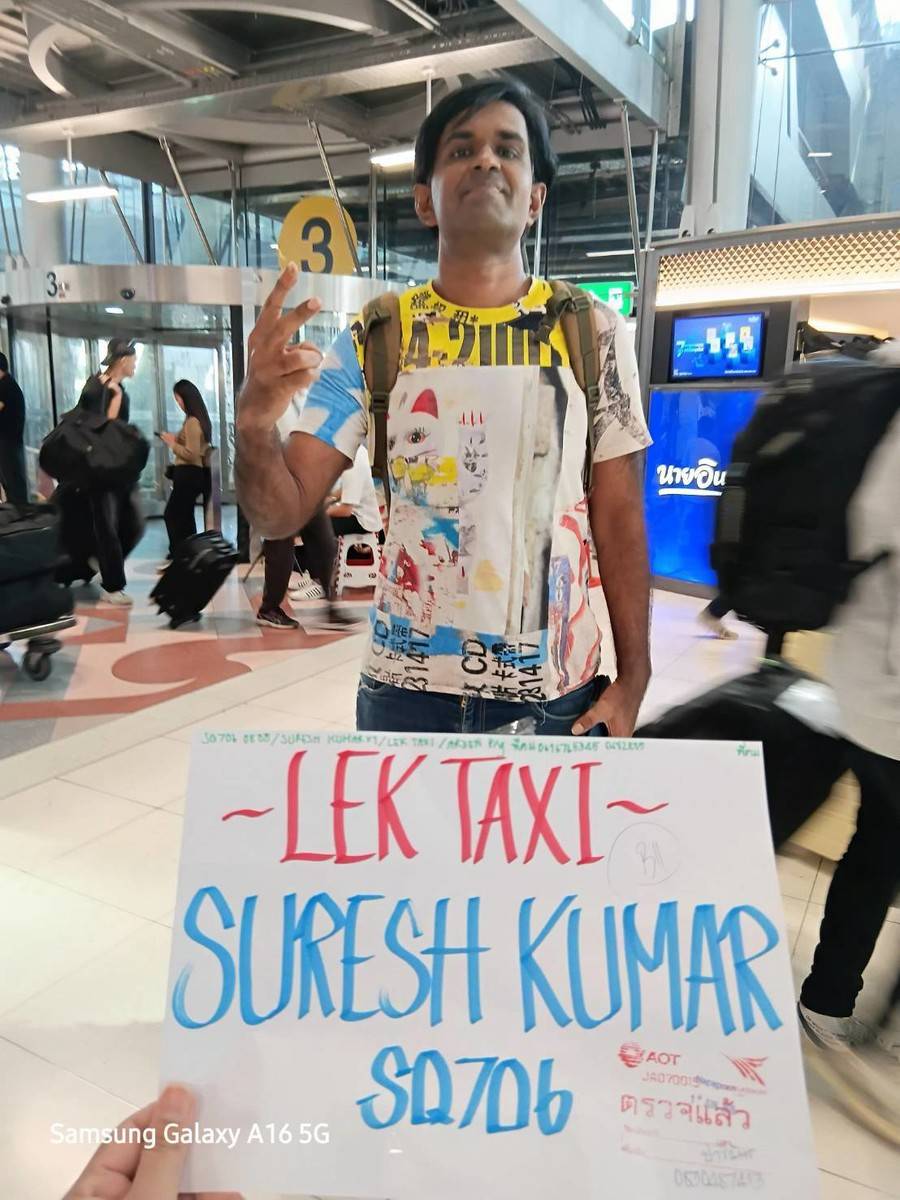 Lek Taxi customer at the destination